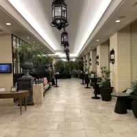 チャペルへ続く廊下です。期待感の高まる雰囲気です。