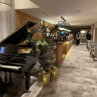 VIPラウンジではピアノ演奏付きで、素晴らしいおもてなしです