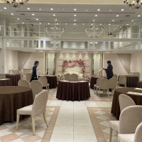 公式HPにも記載されるピンクの会場です