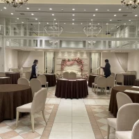公式HPにも記載されるピンクの会場です