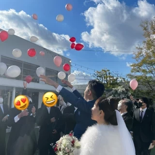 青空の下でバルーンリリース