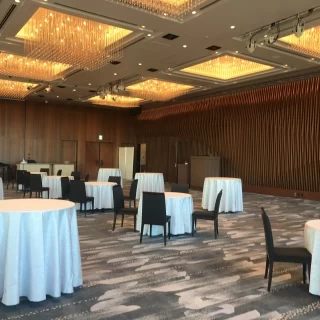 一面ガラス張りの会場を縦使いした場合の新郎新婦からの景色。