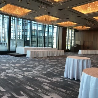 2面ガラス張りの会場のメインテーブルの位置。