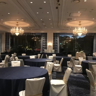 夕方から夜にかけての披露宴会場の雰囲気。