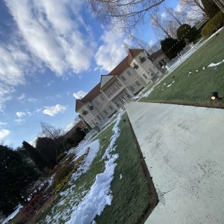 雪が残っているガーデンと綺麗な青空で可愛い建物が目立つ