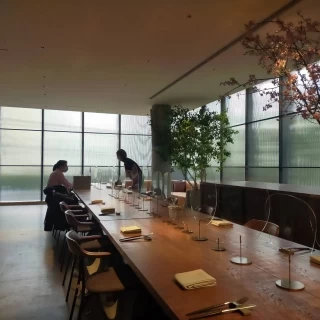 長テーブルでゲストも隔てなく楽しめます。