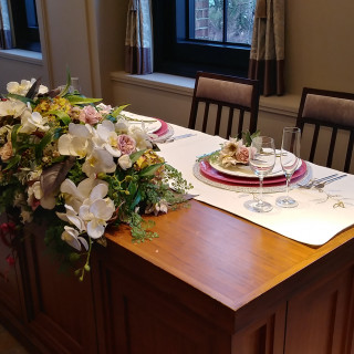 新郎新婦の席。華美でなくシンプルでいいなと思いました