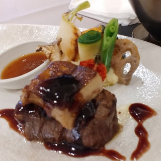 柔らかいお肉。フォアグラがのっていて豪華