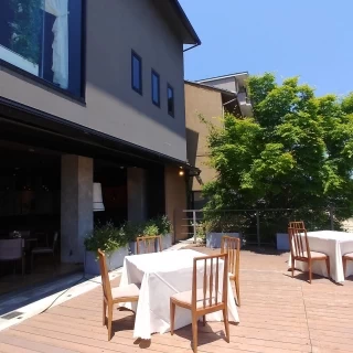 テラスからは鴨川がすぐそこに見えます