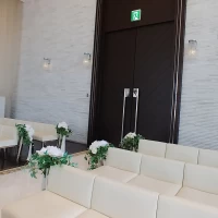 チャペル入口。ここから登場します