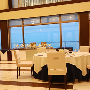 窓が大きく広く感じる会場|612183さんのノートルダム広島/FIVESTAR WEDDINGの写真(2471321)