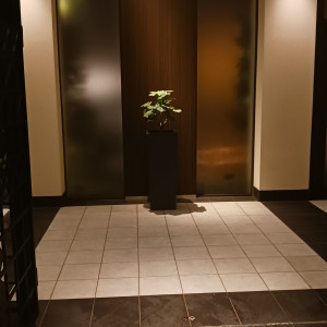 会場に続く廊下もきれいです|612183さんのノートルダム広島/FIVESTAR WEDDINGの写真(2471284)