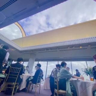 演出で天井を開けられるので、空が広がっております