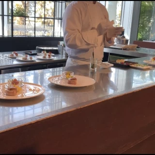 オープンキッチンでのミニコース料理の試食会