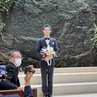 新婦入場待ち。背景がナチュラル