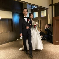 新郎新婦入場。後ろにキッチンがあります。