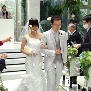 挙式フラワーシャワーの様子