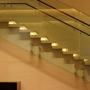 披露宴会場近くの大階段|612296さんのコンラッド東京の写真(1970179)