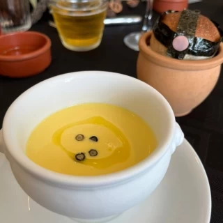 スープとパン。パンを好きなキャラクターに見立ててくれた