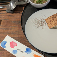 新郎新婦が準備したオリジナルのネームタグとフォアグラ料理。