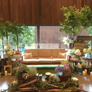 新郎新婦が座るサファーの花のコーディネートの案の一つです。