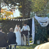 みんなの前で結婚証明にサイン