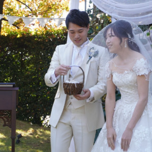 リングガールから手作りリングピローの受け取り|612626さんのENSOLEILLE（アンソレイエ）～VILLAGE WEDDING～の写真(1697770)