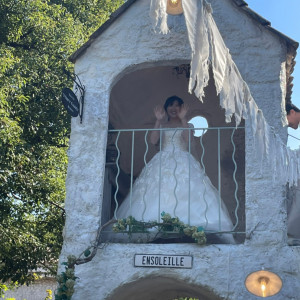 塔の上よりお菓子ブーケ投下！|612626さんのENSOLEILLE（アンソレイエ）～VILLAGE WEDDING～の写真(1697774)