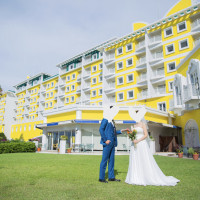 ホテルの外観は黄色一色で芝生が映えます。