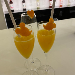 バーカウンターで提供される生搾りオレンジジュース