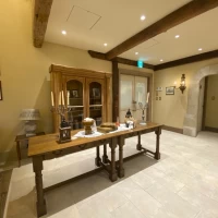 披露宴会場までの道のり(リビング)。装飾自由