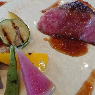 ボリューム満点な肉料理