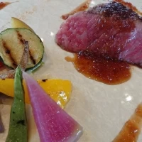 ボリューム満点な肉料理