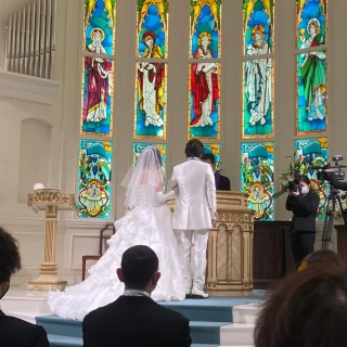 挙式場で動画と写真をお願いしているので撮影してくれています。