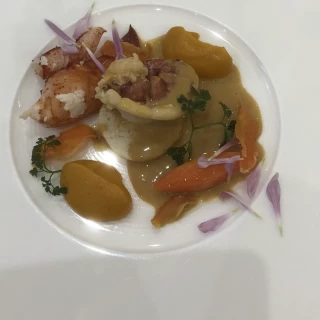 オマール海老に合わせたクリームソースと様々なキャロット