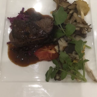 牛フィレ肉とフォアグラのポアレ
トリュフソース　ロッシーニ