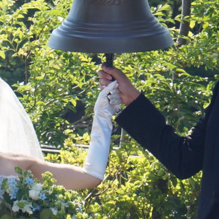 結婚式の後ガーデンで鐘を鳴らすセレモニーがありました
