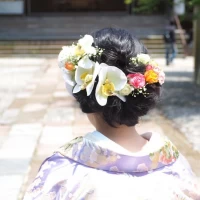 蘭の髪飾りは伯父の手作り、他は生花