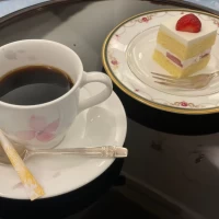 コロナ対策のためウェディングケーキと別にケーキを用意