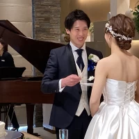 ケーキを食べさせる場面