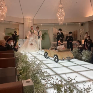 床が光るチャペルです。
