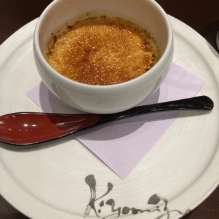 クリームブリュレです。抹茶ソースもついてみました。