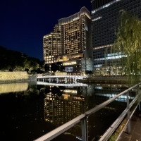 夜の外から観えるパレスホテル東京