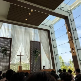 高い天井と大きな窓が特徴的なチャペル。