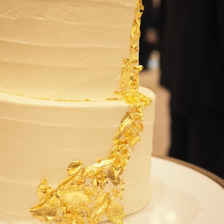 シンプルな金箔を貼ったケーキです
