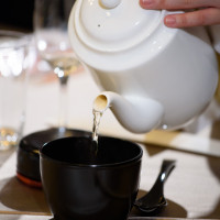 和洋折衷コース・鯛茶漬けに出汁が注がれる様子