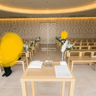 挙式前の会場の様子です。(牧師さんの位置からみた様子)