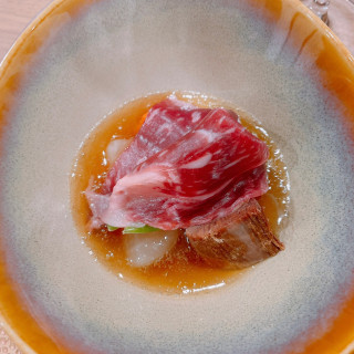 牛タンのブイヨンに浮かべた和牛ロース肉と冬野菜