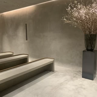 ゲストは新郎新婦の方に向いて座る