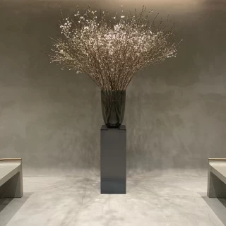 素敵なお花の前で結婚の誓いができる